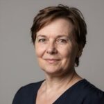 Портрет уверенного российского бизнесмена с дружелюбным взглядом на размытом нейтральном фоне в студии